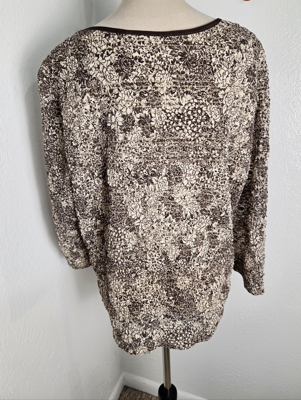 East 5th Brown & Cream Textured Blouse with Brown Trim Neckline, Size 1X - Picture 7 of 10